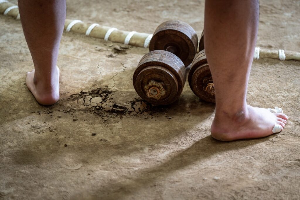 Niño explorando juguetes de madera en suelo durante juego libre