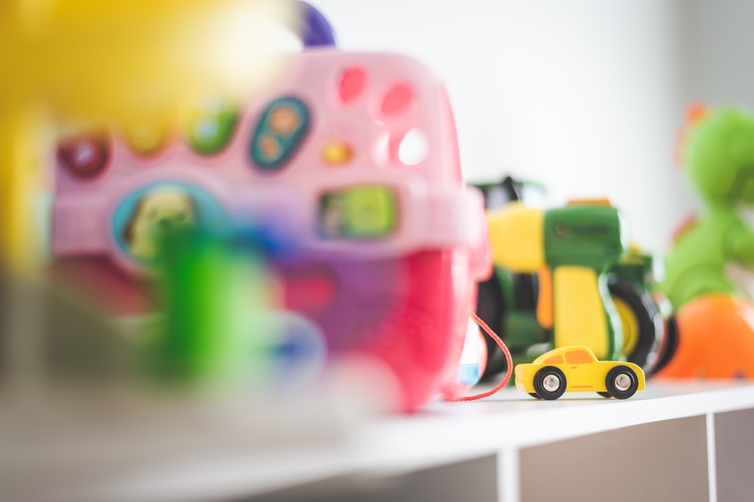 Montessori y juego libre - Estante Montessori con pocos materiales organizados al alcance del niño