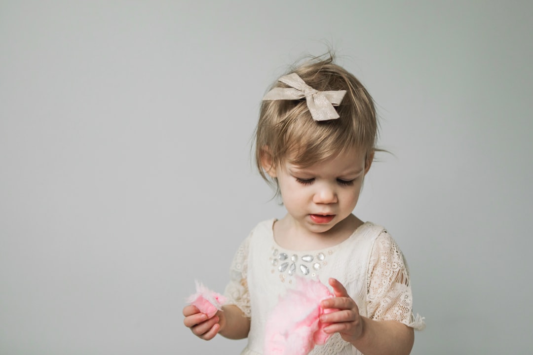 Montessori y juego libre - Pequeño concentrado en una actividad sensorial autónoma
