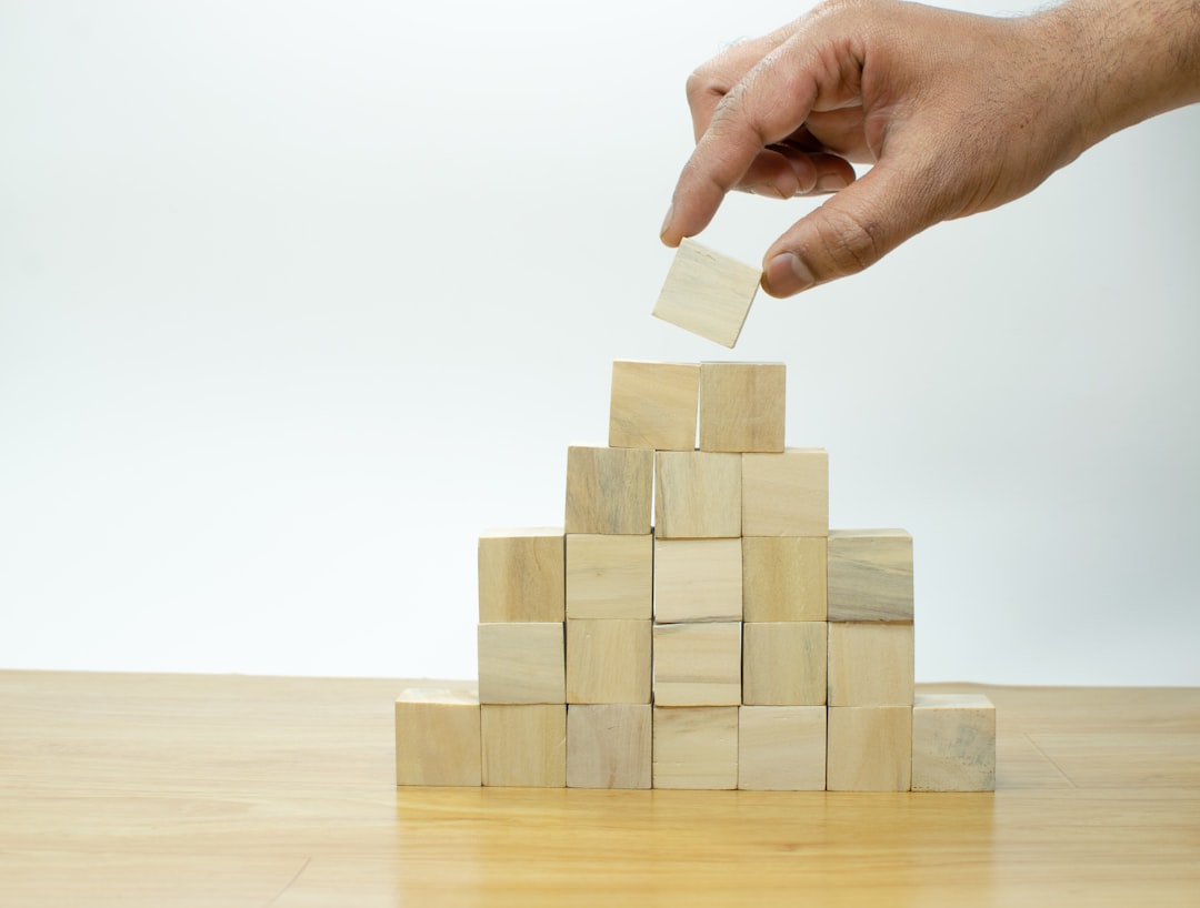 juego espontáneo Montessori - Niño construyendo una torre con bloques durante juego independiente