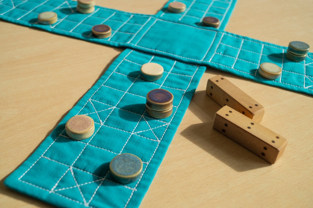 libertad de juego infantil - Aula Montessori con ambiente preparado y niños trabajando en libertad