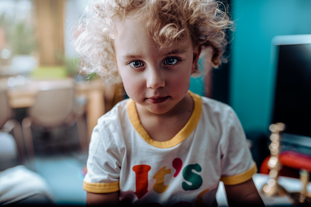 niños autónomos - Aula Montessori con niño concentrado en un material sensorial