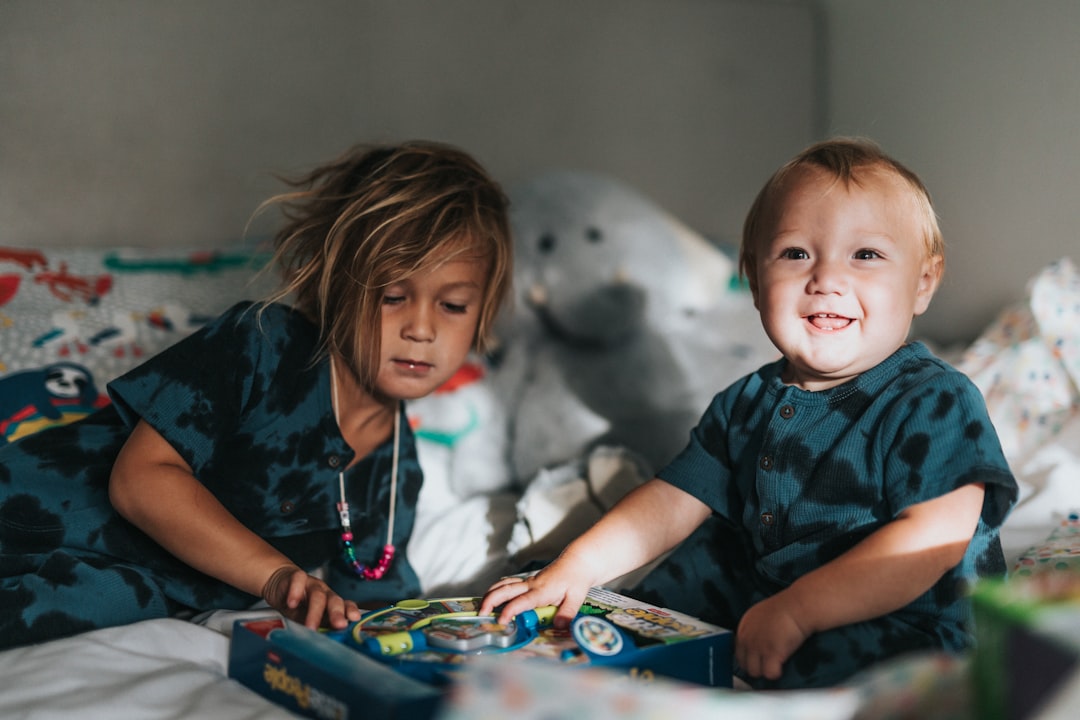 fomentar el respeto en los niños - Hermanos aprendiendo a resolver conflictos jugando juntos