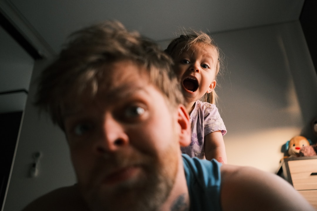 mi hijo no obedece - Madre respondiendo con calma a una rabieta de su hijo