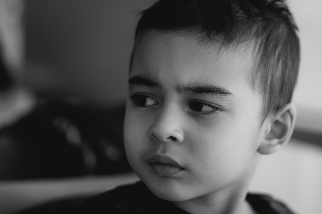 hijo que no hace caso - Niño trabajando con materiales Montessori en un aula preparada
