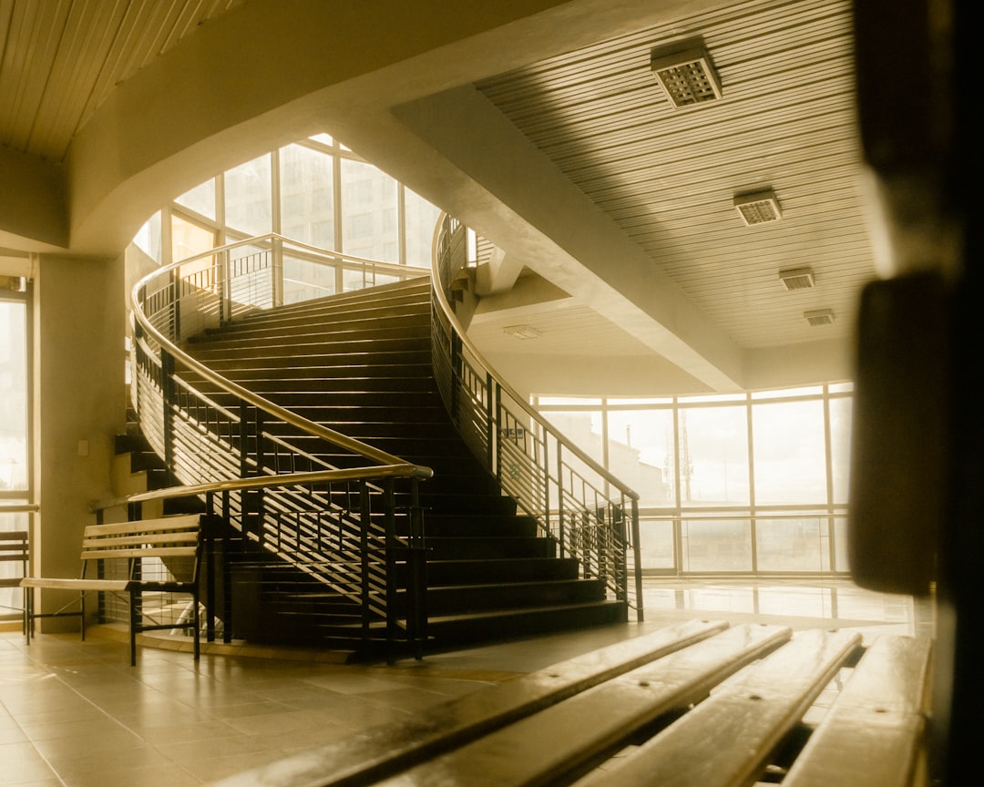 control del error materiales Montessori - Las escaleras marrones permiten al niño percibir visualmente el orden correcto por sí mismo.