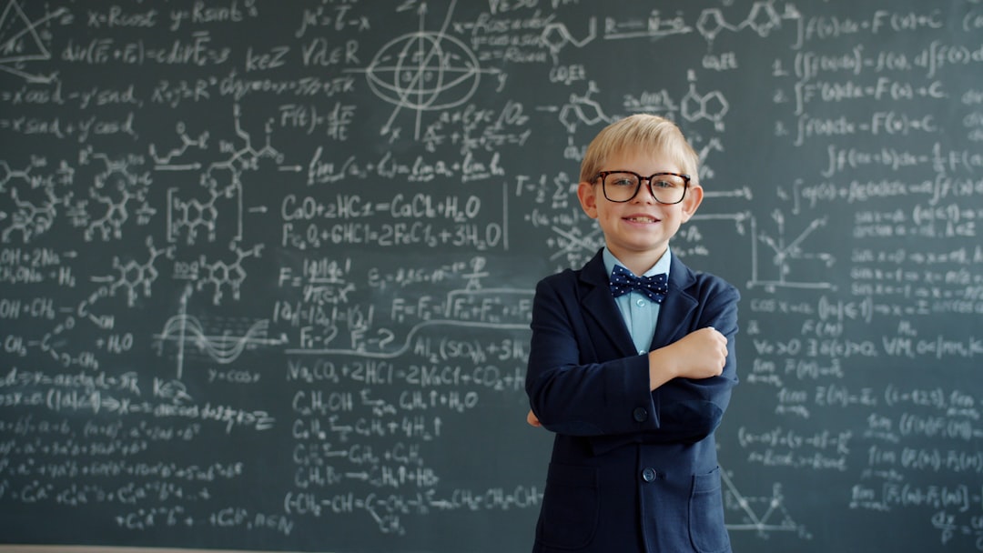 seleccionar el centro educativo perfecto - Niño feliz y seguro en su entorno escolar diario