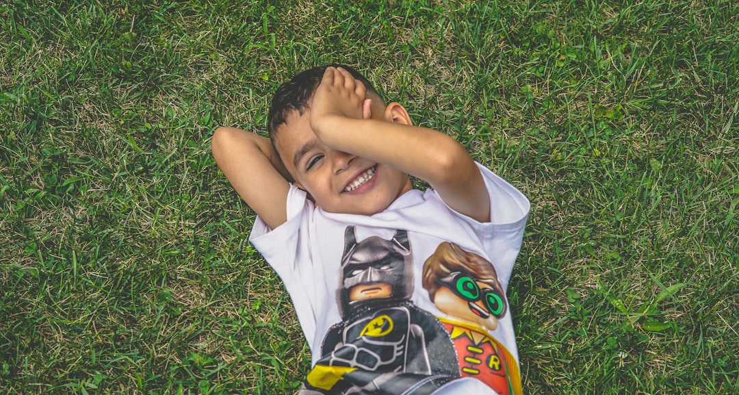 niño que no obedece - Aula Montessori donde los niños trabajan con autonomía y concentración