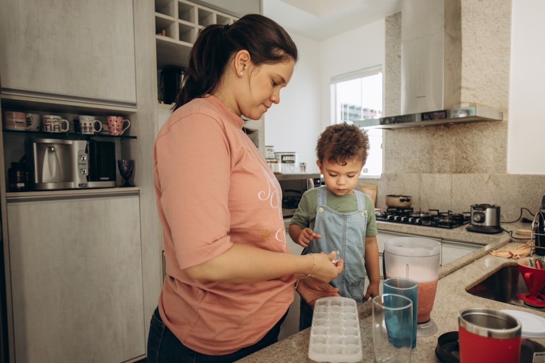 tiempos de espera en niños - Cocinar juntos es una de las mejores formas de practicar la paciencia en casa