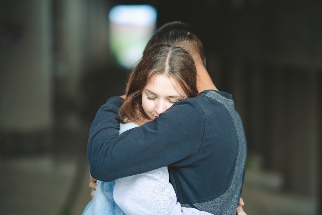 límites con amor - Abrazo tras el conflicto: validar emociones antes de redirigir