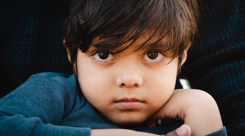 Madre hablando con su hijo a la altura de sus ojos, conexión antes de corrección