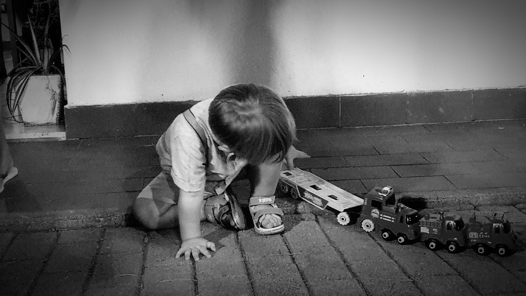 mi hijo no obedece - Niño guardando sus juguetes de forma independiente, consecuencia natural