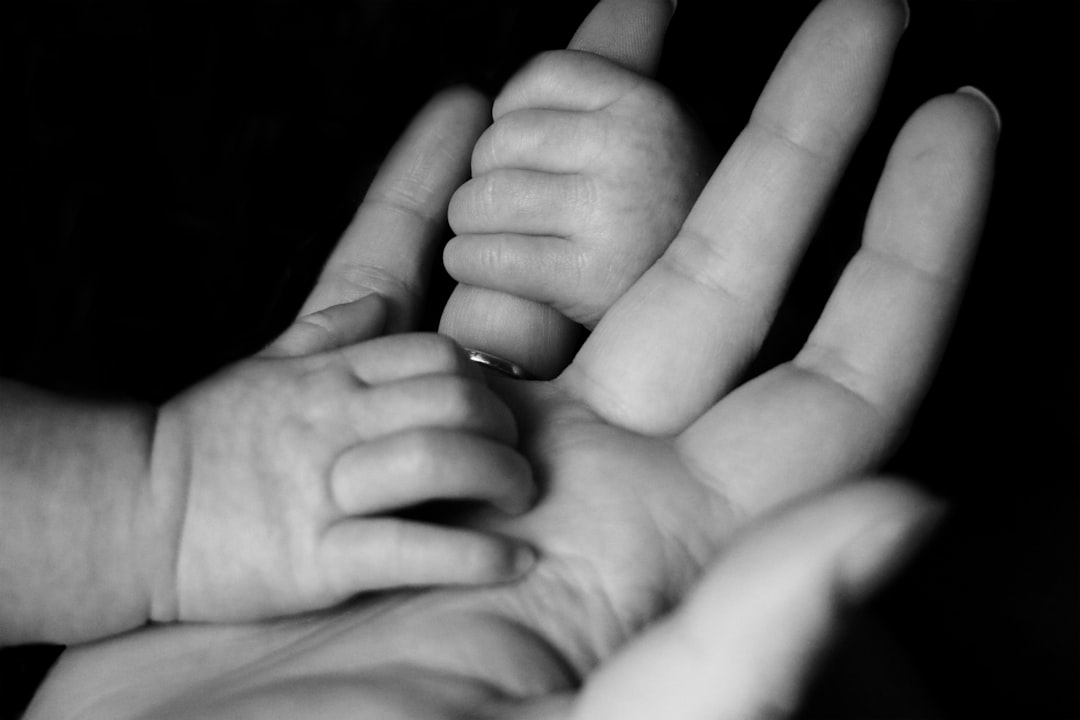 hijo desobediente - Padre e hijo conectando a través del contacto físico, apego seguro