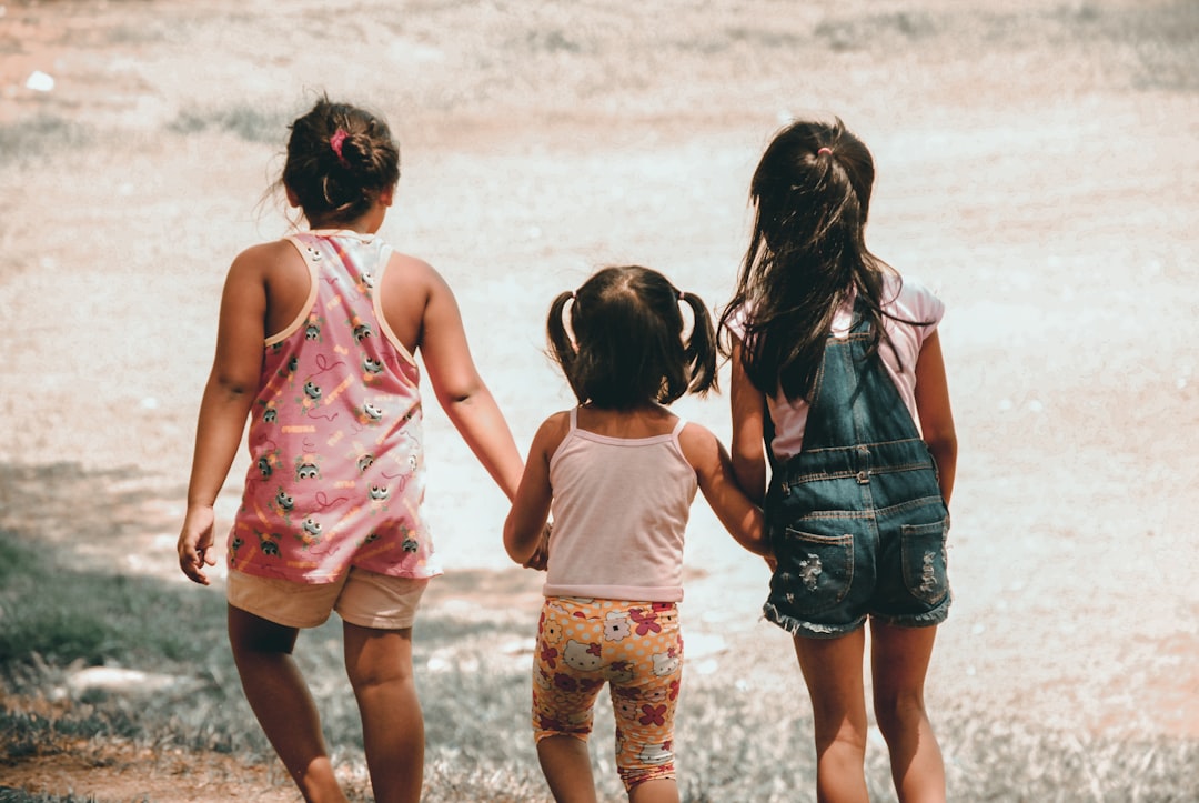 niños que no obedecen - En un aula Montessori, los niños aprenden a cooperar porque eligen dentro de estructuras claras.