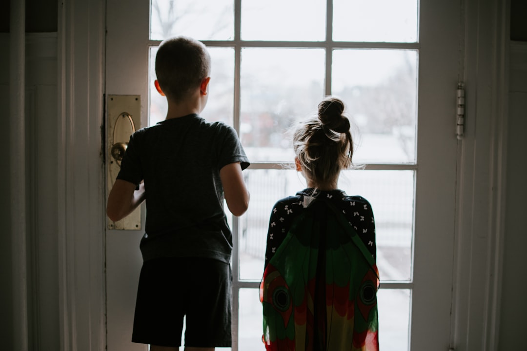 niño que no escucha - Conversación tranquila entre padre e hijo en casa