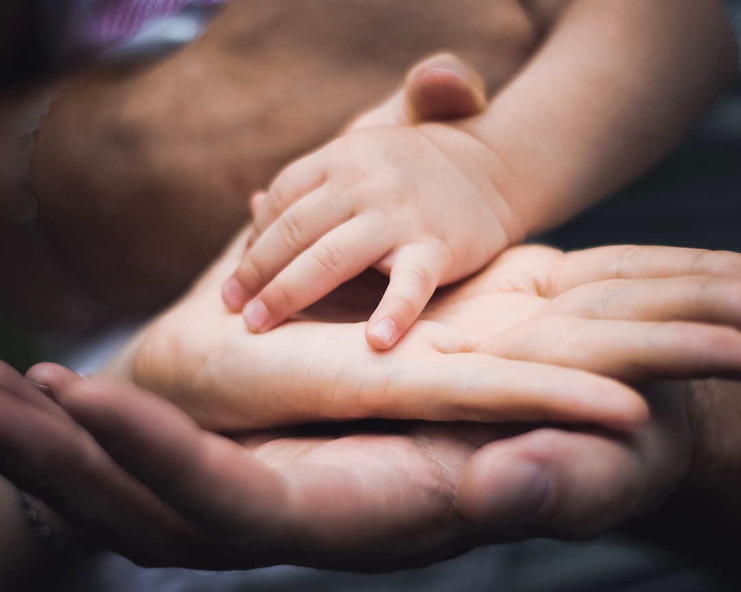 mi hijo no obedece - Manos de padre e hijo durante una transición tranquila con límite firme