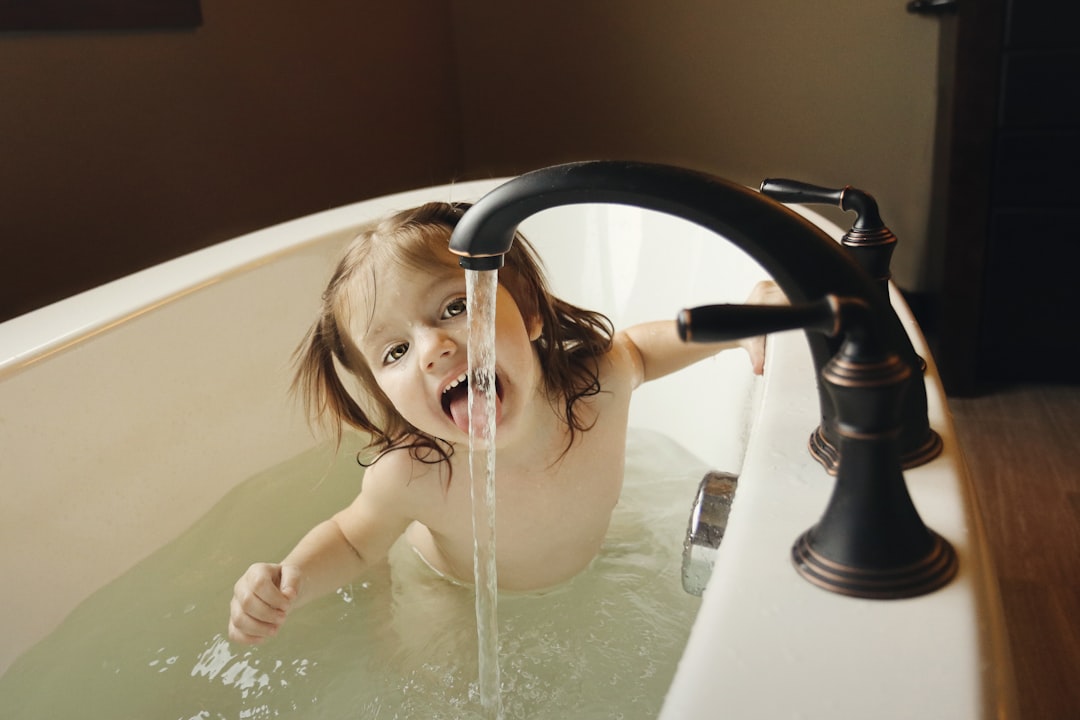 cómo fomentar la concentración en niños - Actividad de vida práctica: trasvasar agua entrena la coordinación y el enfoque en los más pequeños