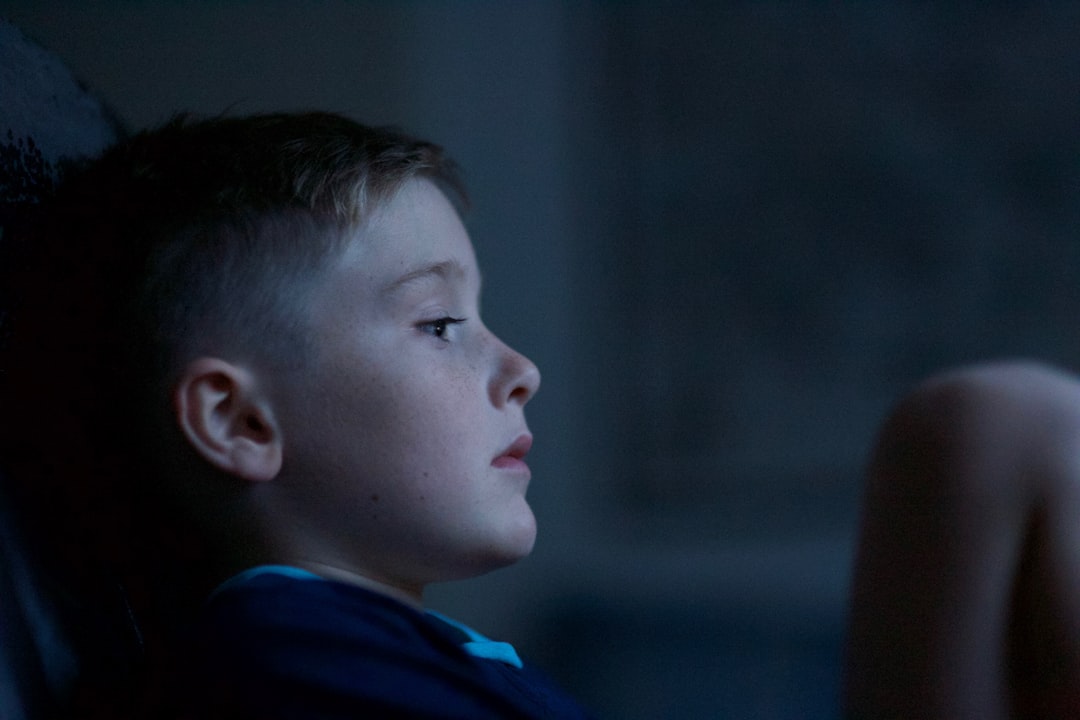 dificultades para dormir en niños - Una luz tenue y cálida puede acompañar al niño sin interferir en su sueño