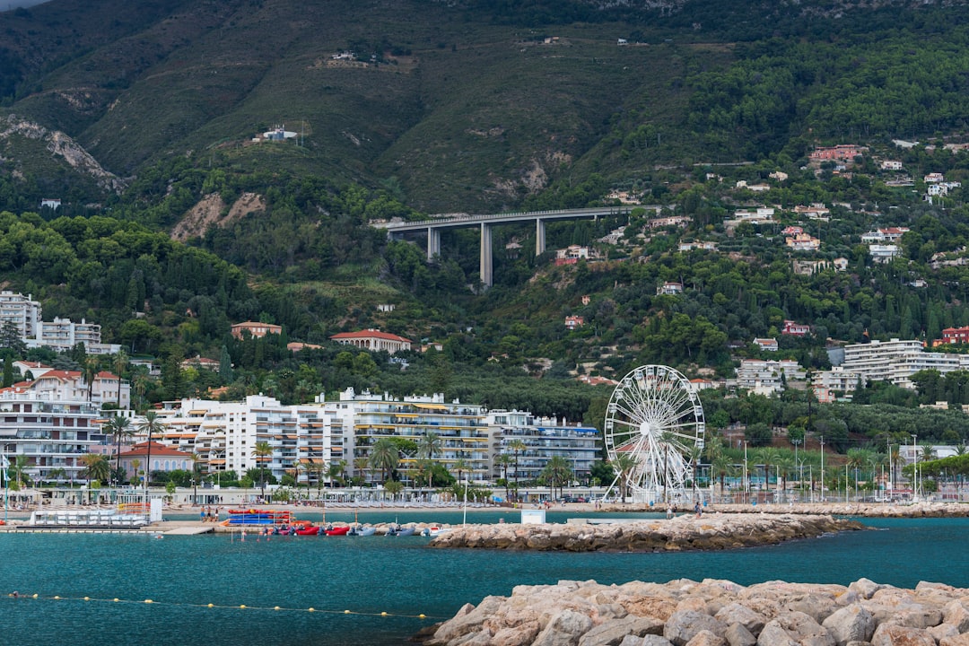 primaria Montessori para familias de Gibraltar - Instalaciones de IMS Sotogrande con zonas al aire libre