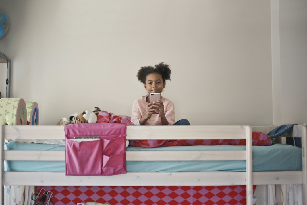 hijo desobediente - Rutina visual en la pared de una habitación infantil para facilitar la autonomía