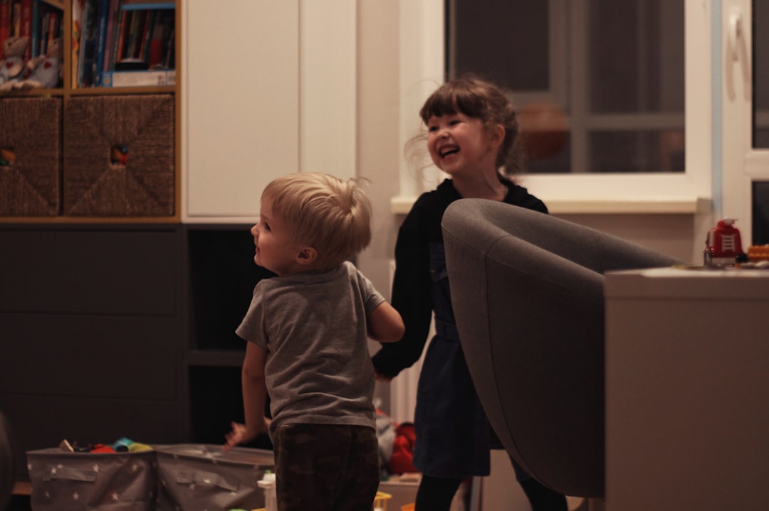 educación Montessori - Entorno Montessori en casa con actividades de vida práctica para un niño pequeño