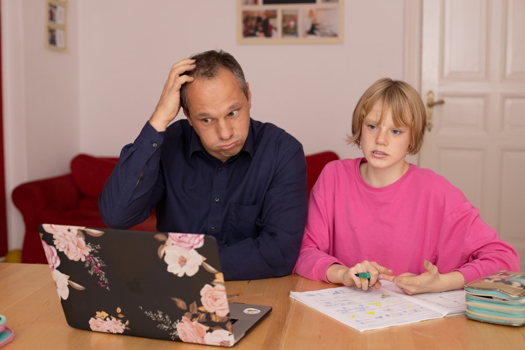 mi hijo no obedece - Niño eligiendo entre dos opciones, aplicando el principio de libertad dentro de límites