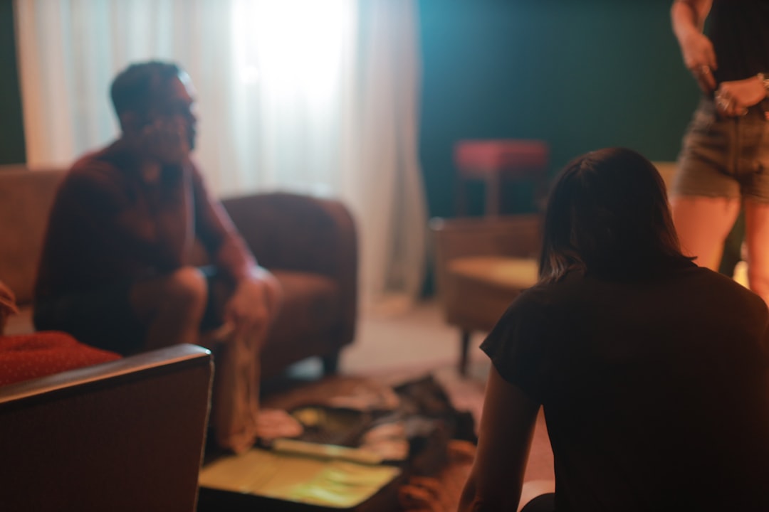 niño que no escucha - Familia conversando en un ambiente tranquilo, conectando antes de poner límites