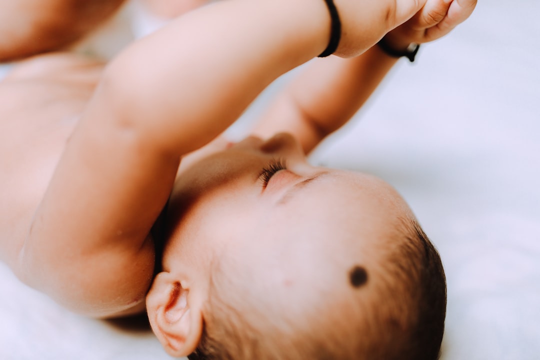 actividades sensoriales para bebés - Cesta de los tesoros Montessori con objetos cotidianos para bebés