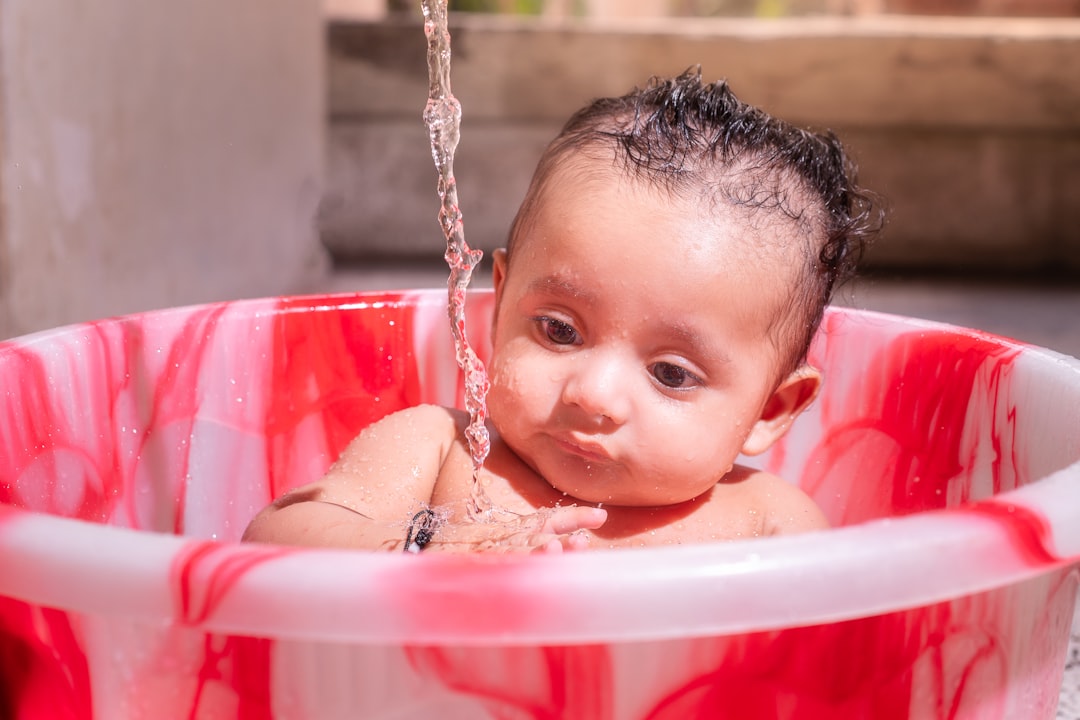 actividades sensoriales para bebés - Juego con agua tibia como actividad sensorial para bebés de 6 meses