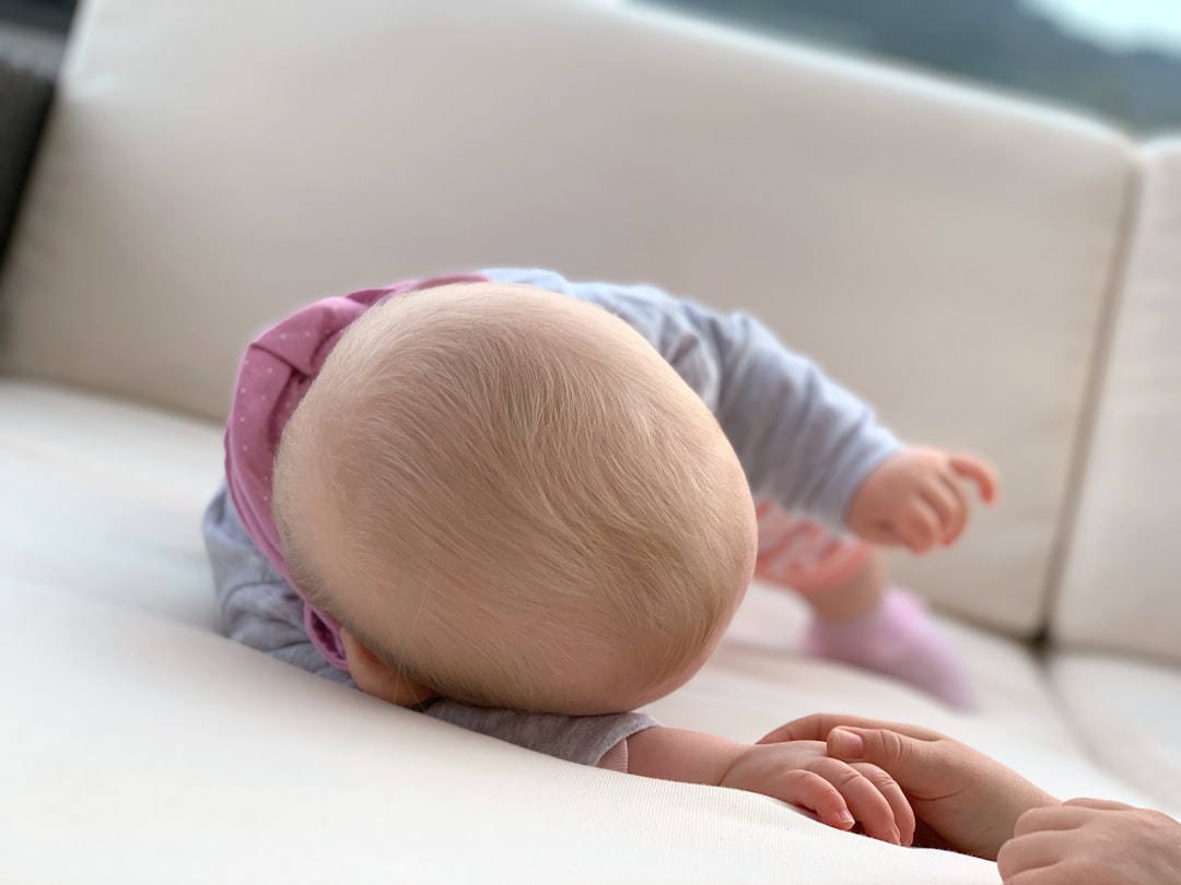 juegos sensoriales para bebés - Recorrido de gateo con distintas superficies para estimulación táctil