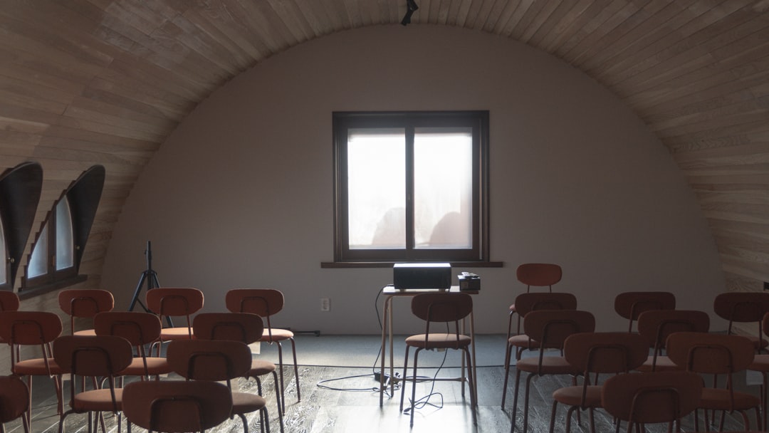 rabietas en niños - Aula Montessori con materiales naturales y ambiente tranquilo