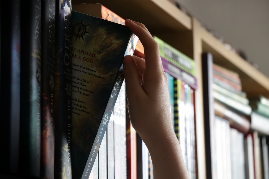 motivar la lectura en los peques - Un niño elige su propio libro en la biblioteca, ejerciendo su autonomía lectora