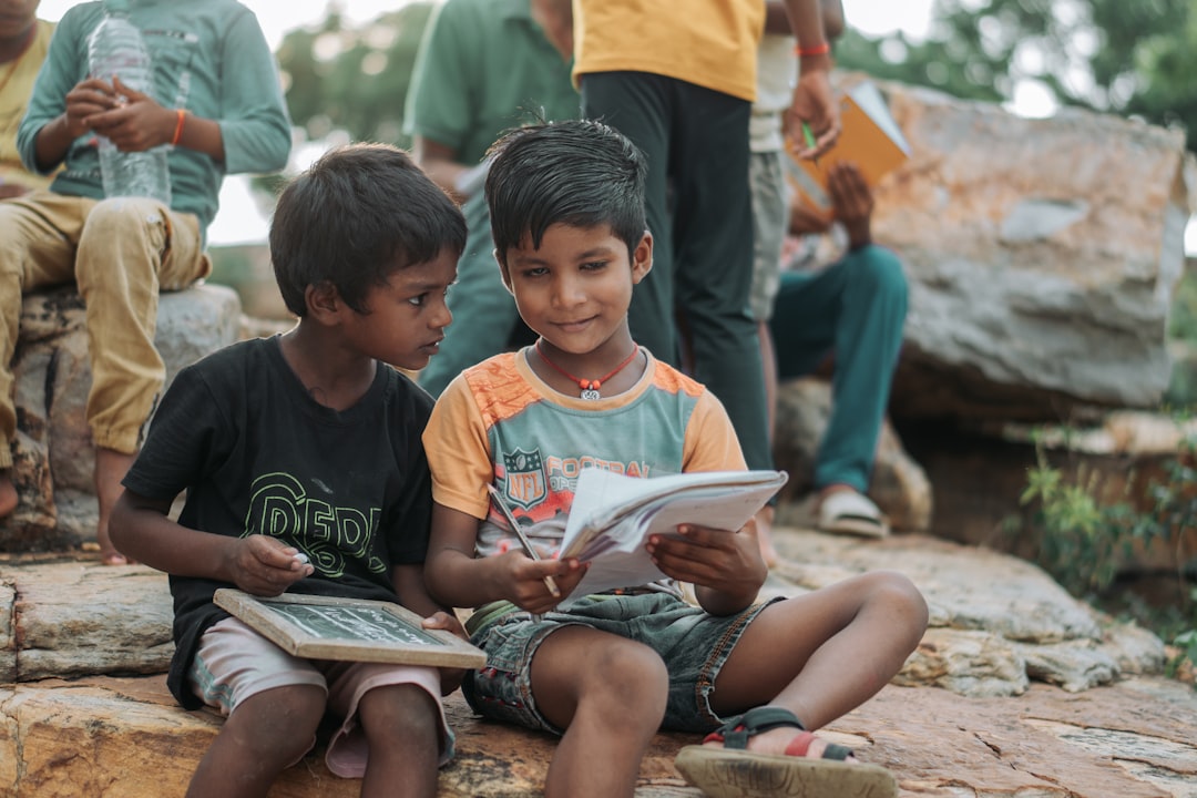 estimular el interés por leer - La lectura como experiencia social: niños compartiendo historias en el aula