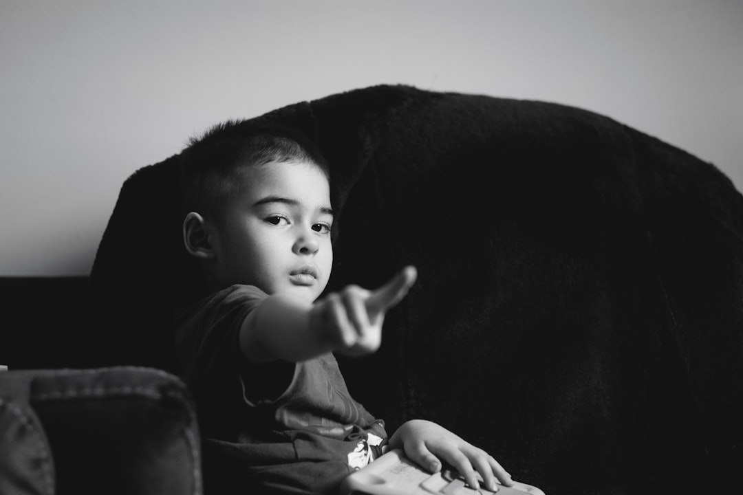 mi hijo no obedece - Niño cruzado de brazos mientras su padre le habla con calma