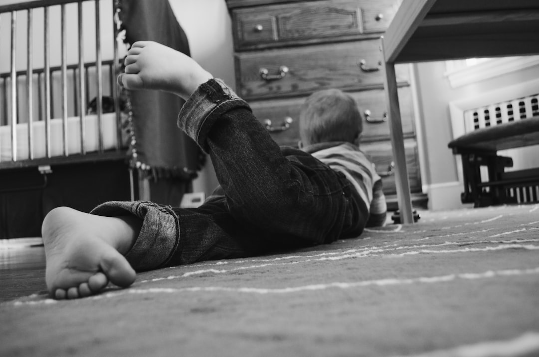 niño desobediente - Niño pequeño teniendo una rabieta mientras su madre lo acompaña con serenidad
