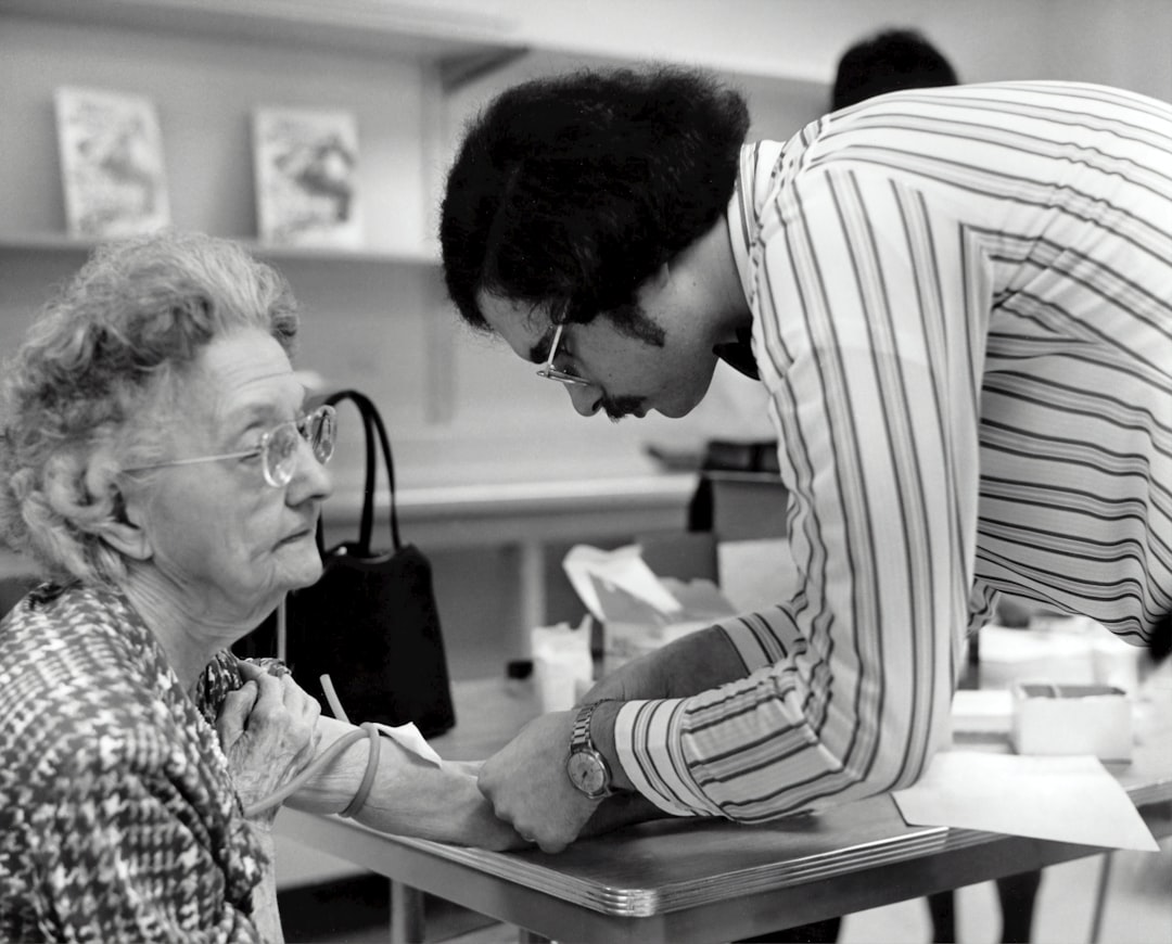 Primaria Montessori en Duquesa - Guía Montessori observando y acompañando el trabajo de un alumno de primaria.