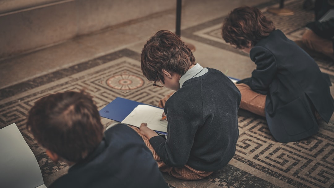 Alumnos bilingües investigando juntos en un entorno Montessori