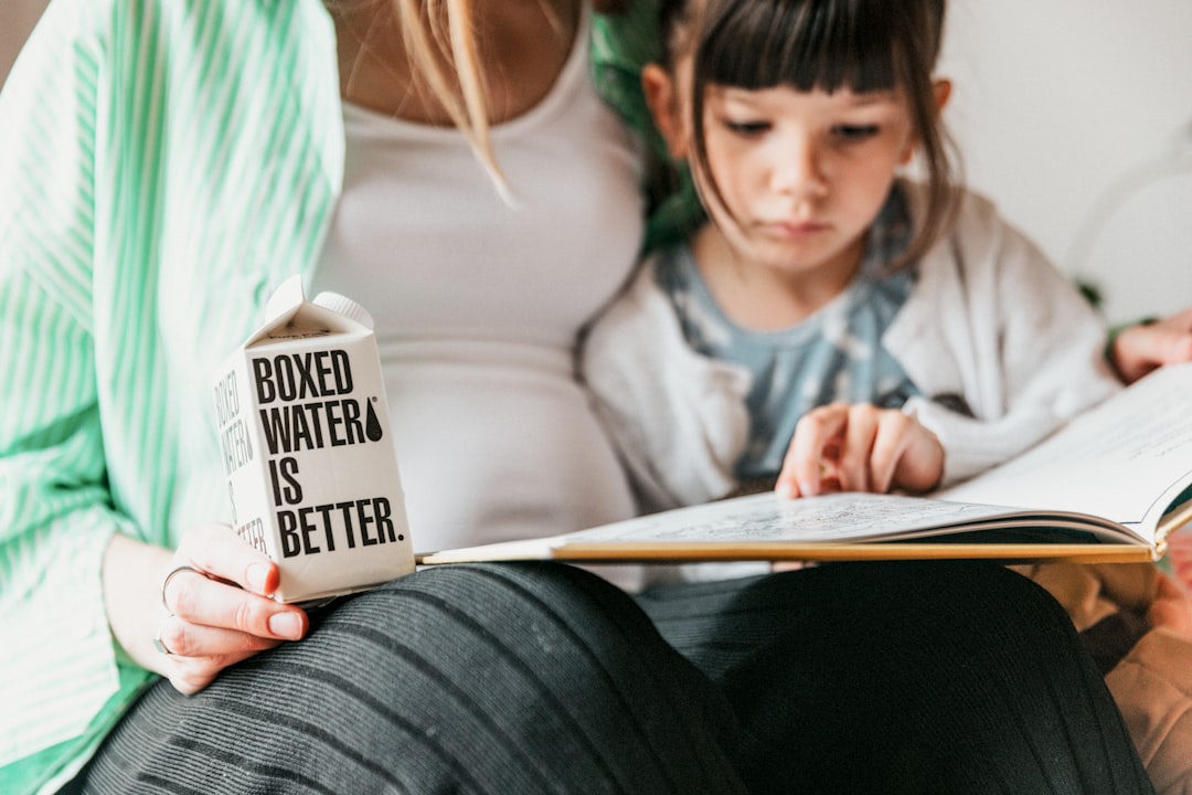Montessori y pantallas - Padre e hijo compartiendo un libro: alternativa natural a las pantallas.