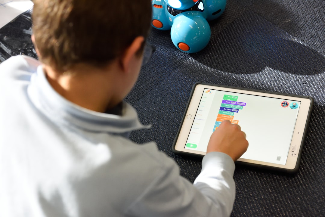 tecnología en la infancia - Niños cocinando juntos: una actividad real que desarrolla motricidad y autonomía.