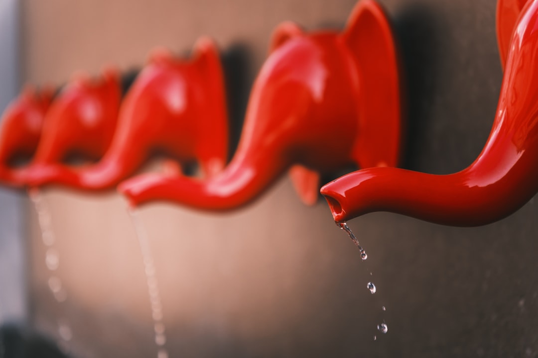 autonomía infantil Montessori - Actividad de vertido Montessori: el niño practica con agua sin miedo al error