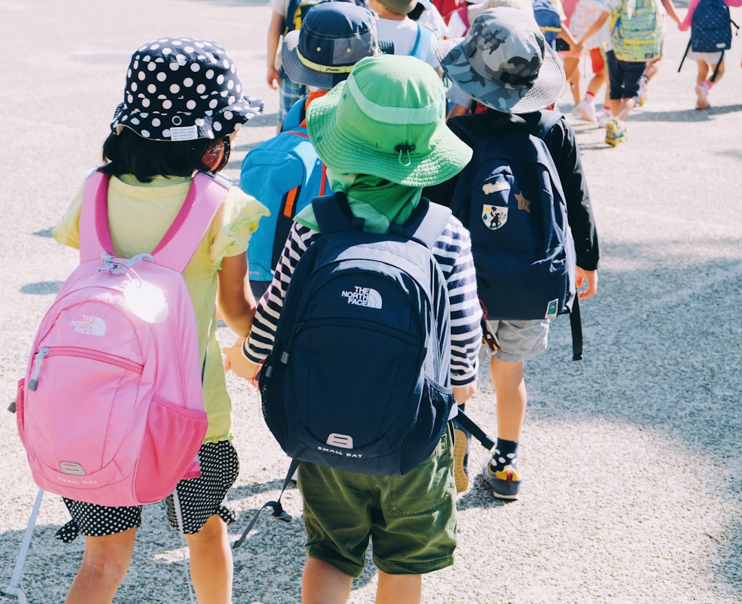 autosuficiencia en niños - Organización escolar autónoma: un niño de Taller prepara su mochila sin ayuda