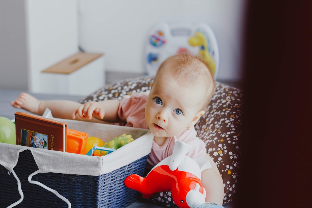 Un bebé explora libremente en un entorno Montessori con cama a ras de suelo