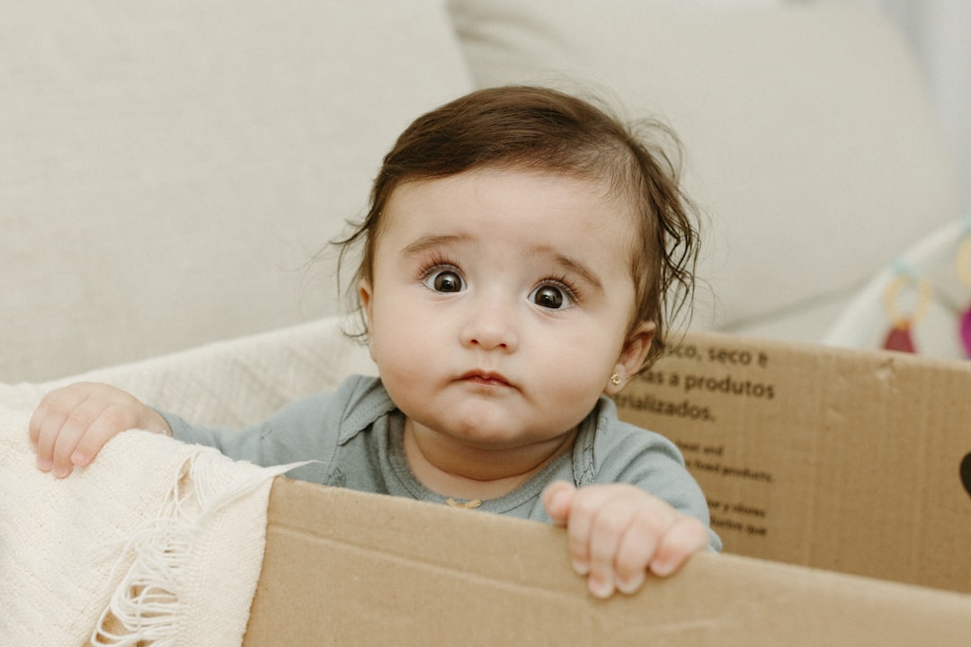 método Montessori para bebés - Madre observando a su bebé con atención respetuosa durante el juego libre