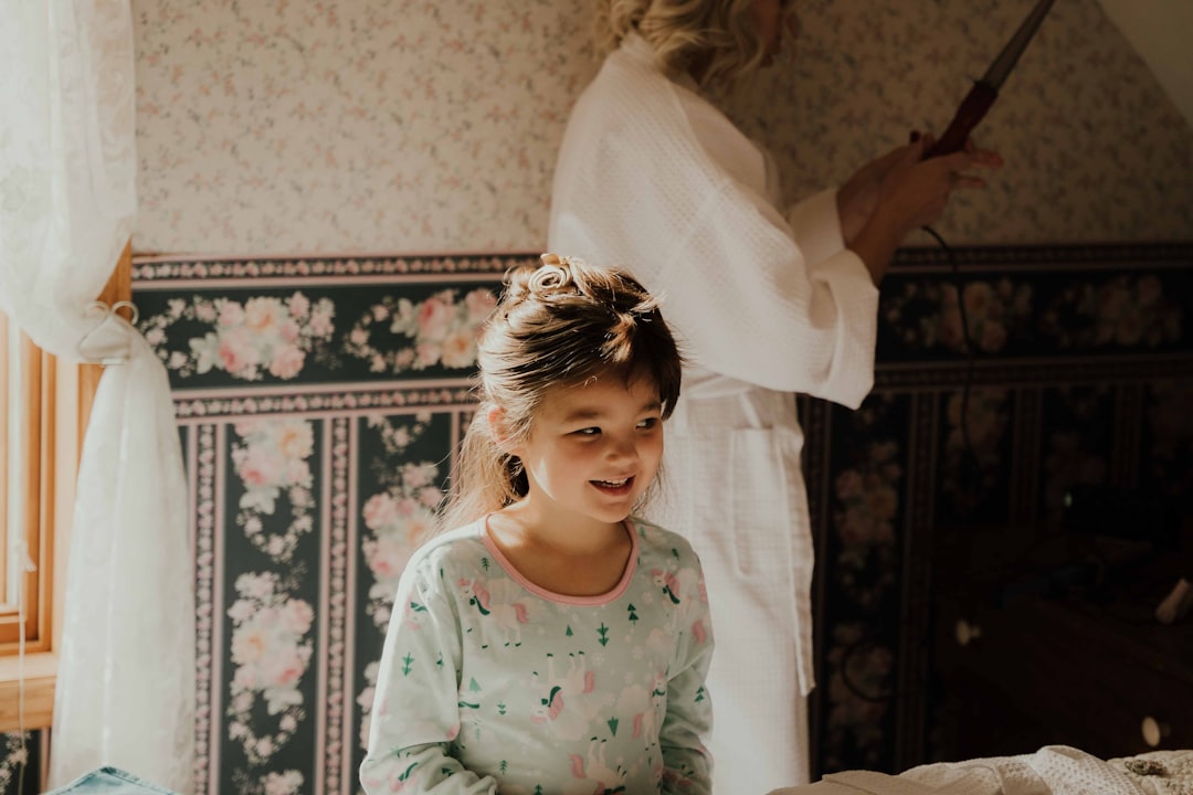 niño que desafía - La coherencia entre casa y aula transforma el comportamiento.