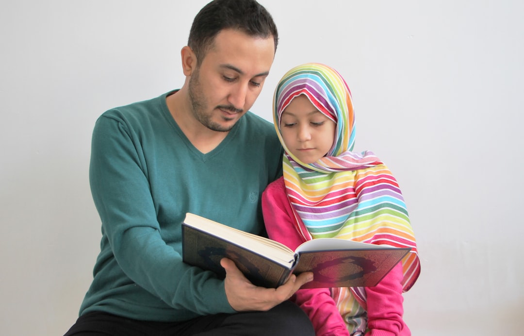 niño que no hace caso - Padre e hijo conectando a través de la lectura, fortaleciendo el vínculo