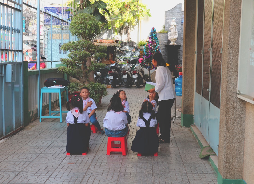 Ambiente Montessori con materiales sensoriales para los más pequeños.