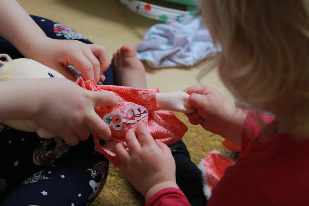 Montessori en casa 1 a 3 años - Niño realizando una actividad de vida práctica con garbanzos