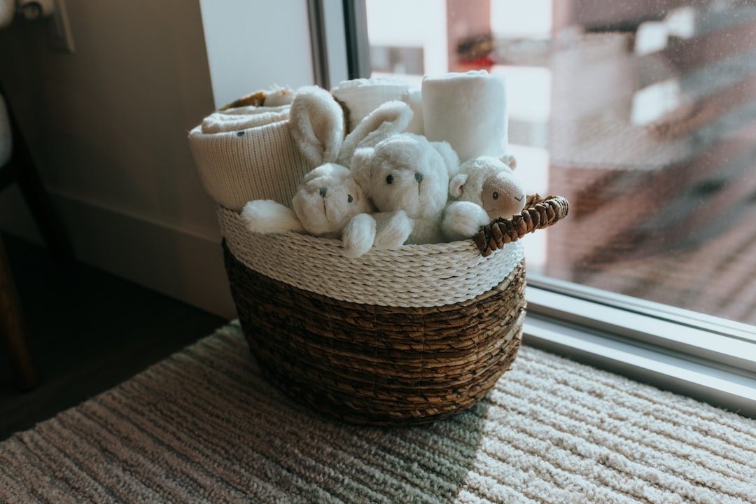 Montessori en casa 1 a 3 años - Exploración sensorial con una cesta de tesoros texturas variadas