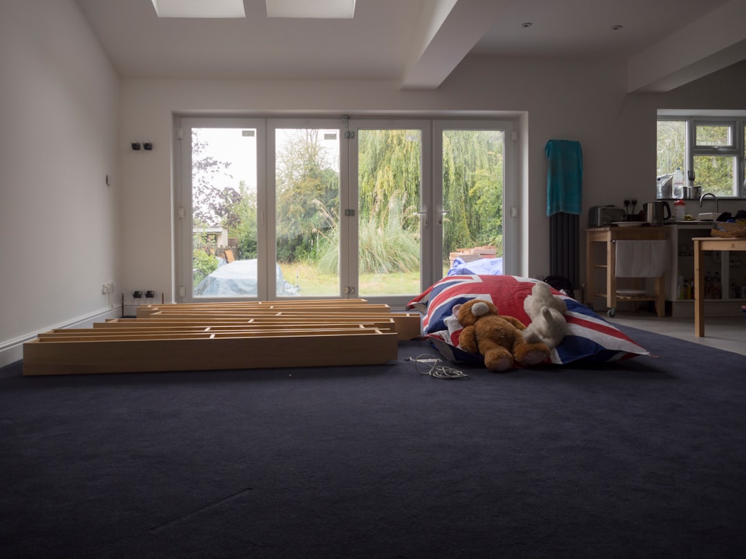 Método Montessori en el hogar - Habitación infantil con cama baja y estanterías accesibles