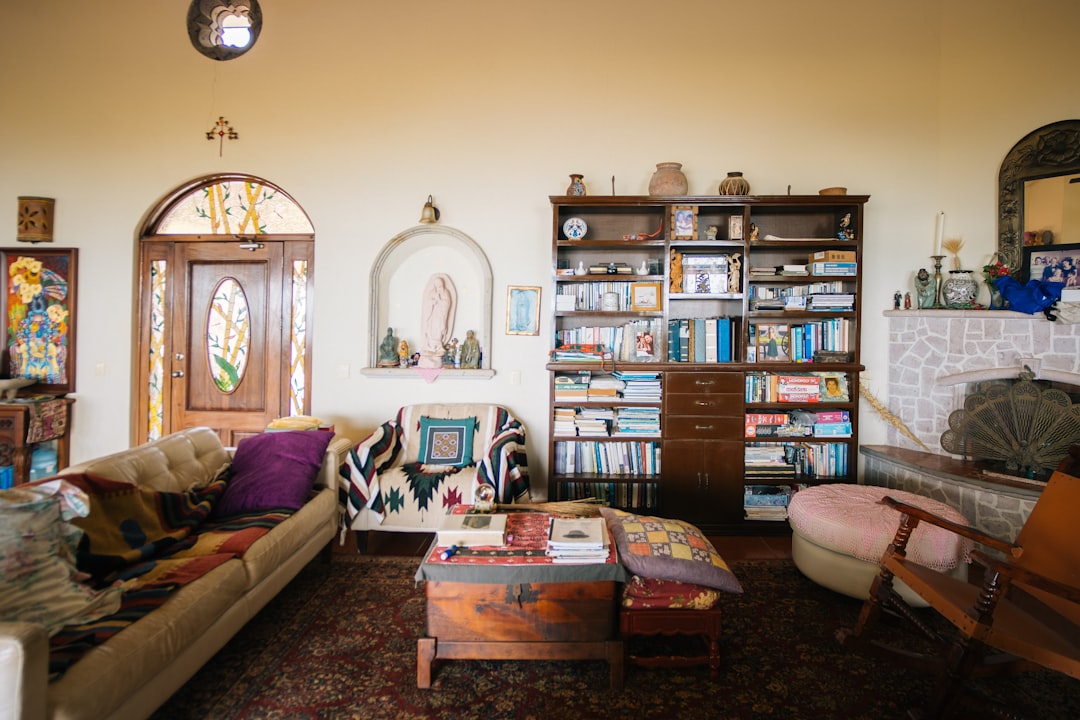 casa Montessori - Un rincón de lectura cómodo y con luz natural invita al disfrute de los libros.